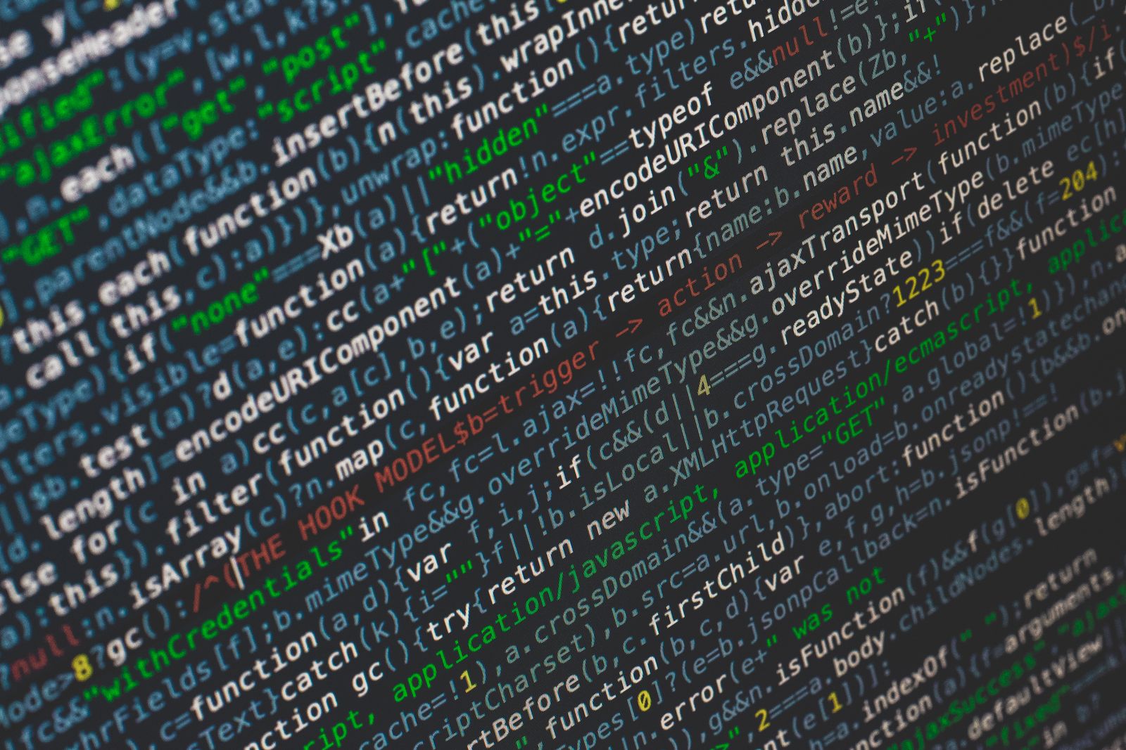 Code source multicolore incliné rempli de fonctions sur écran noir
